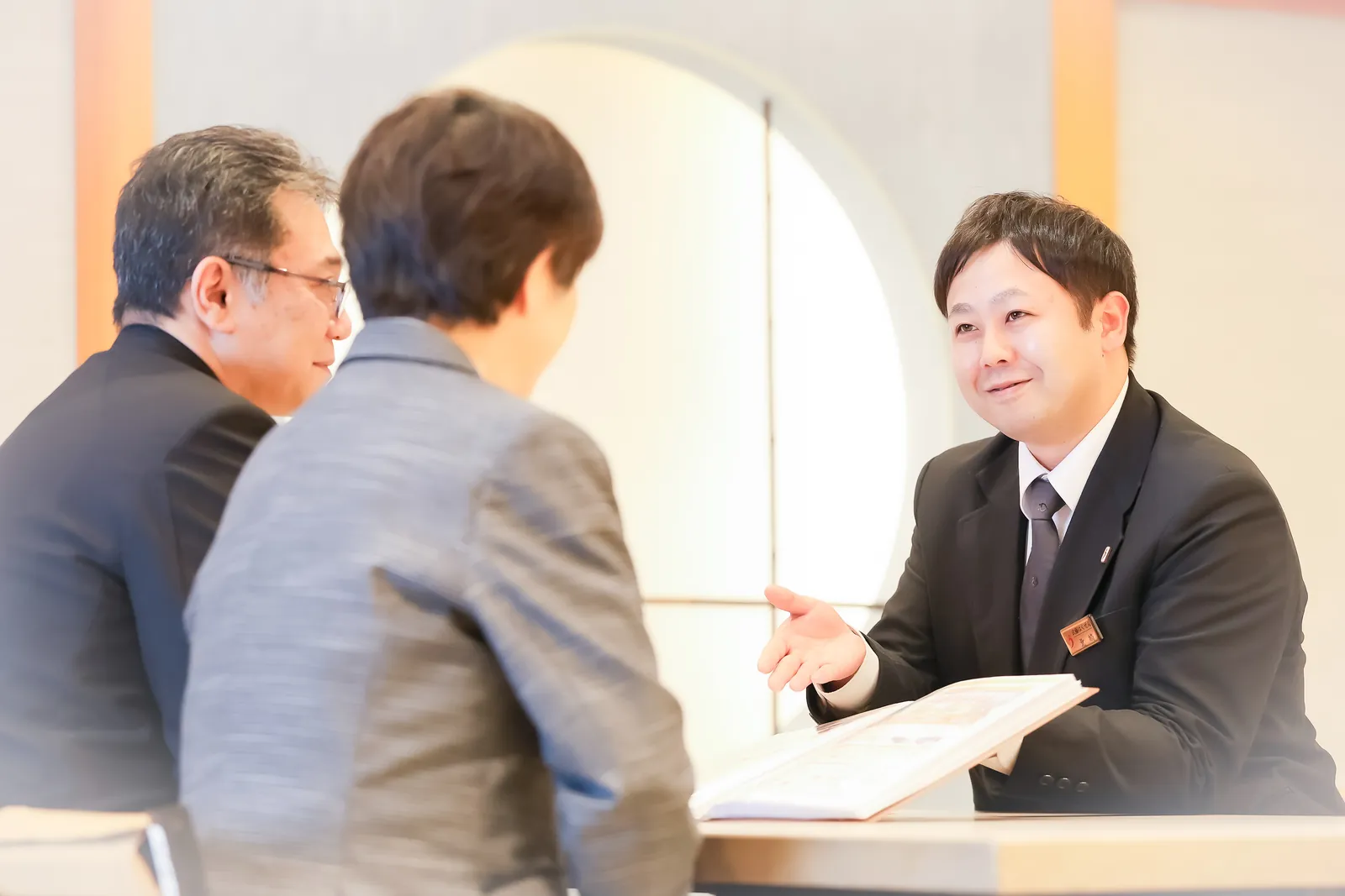 ご家族へ葬儀内容を提案する男性プランナー