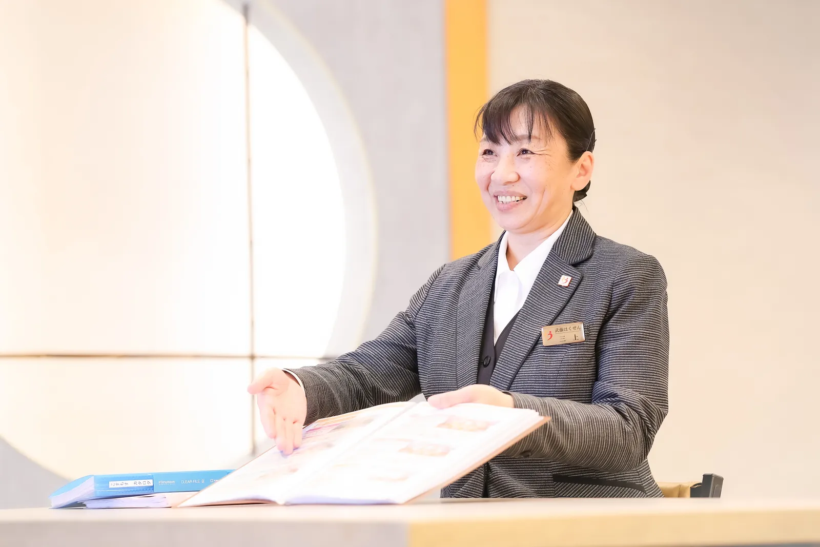 提案内容を整理する男性プランナー