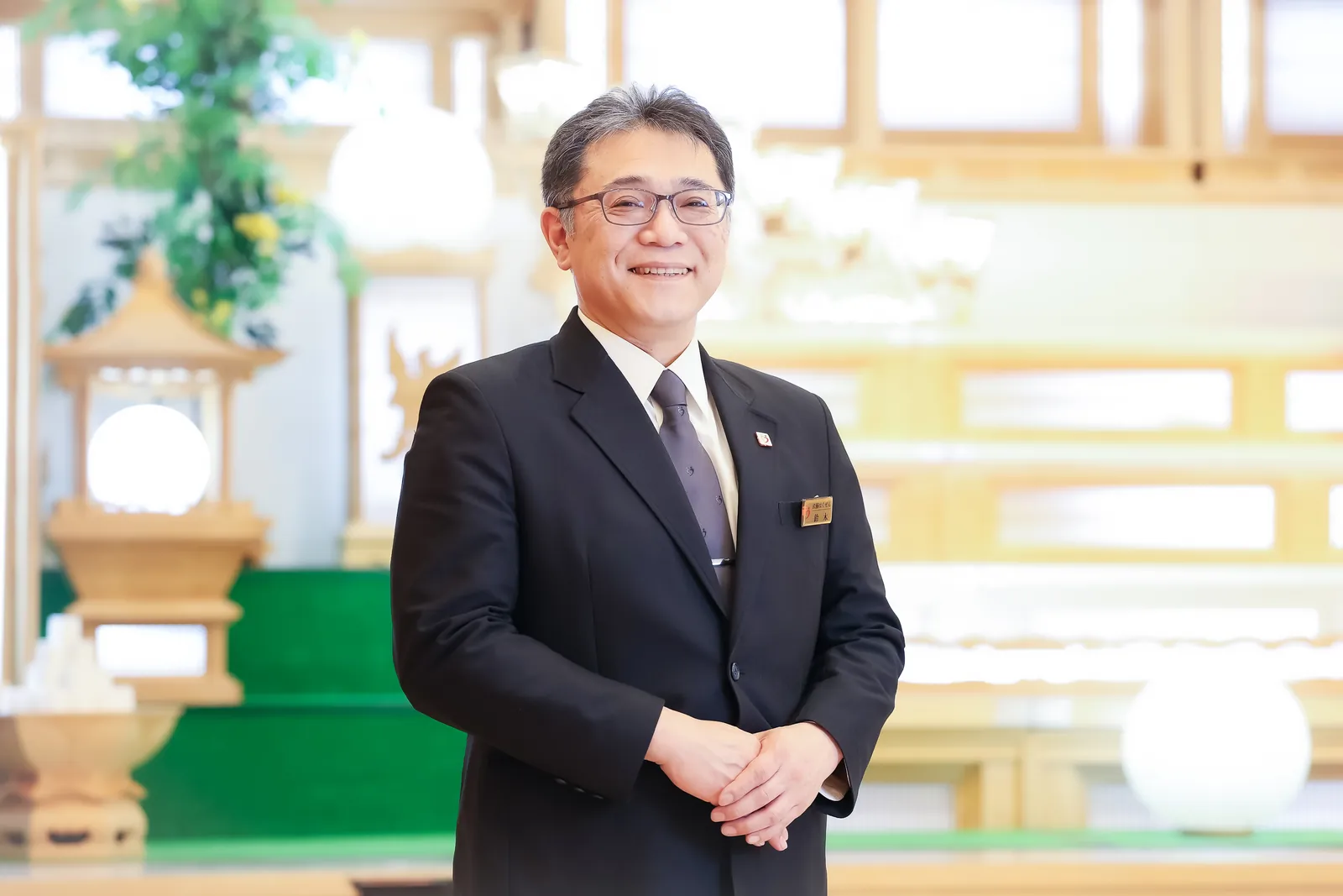 式場に立つ男性プランナー