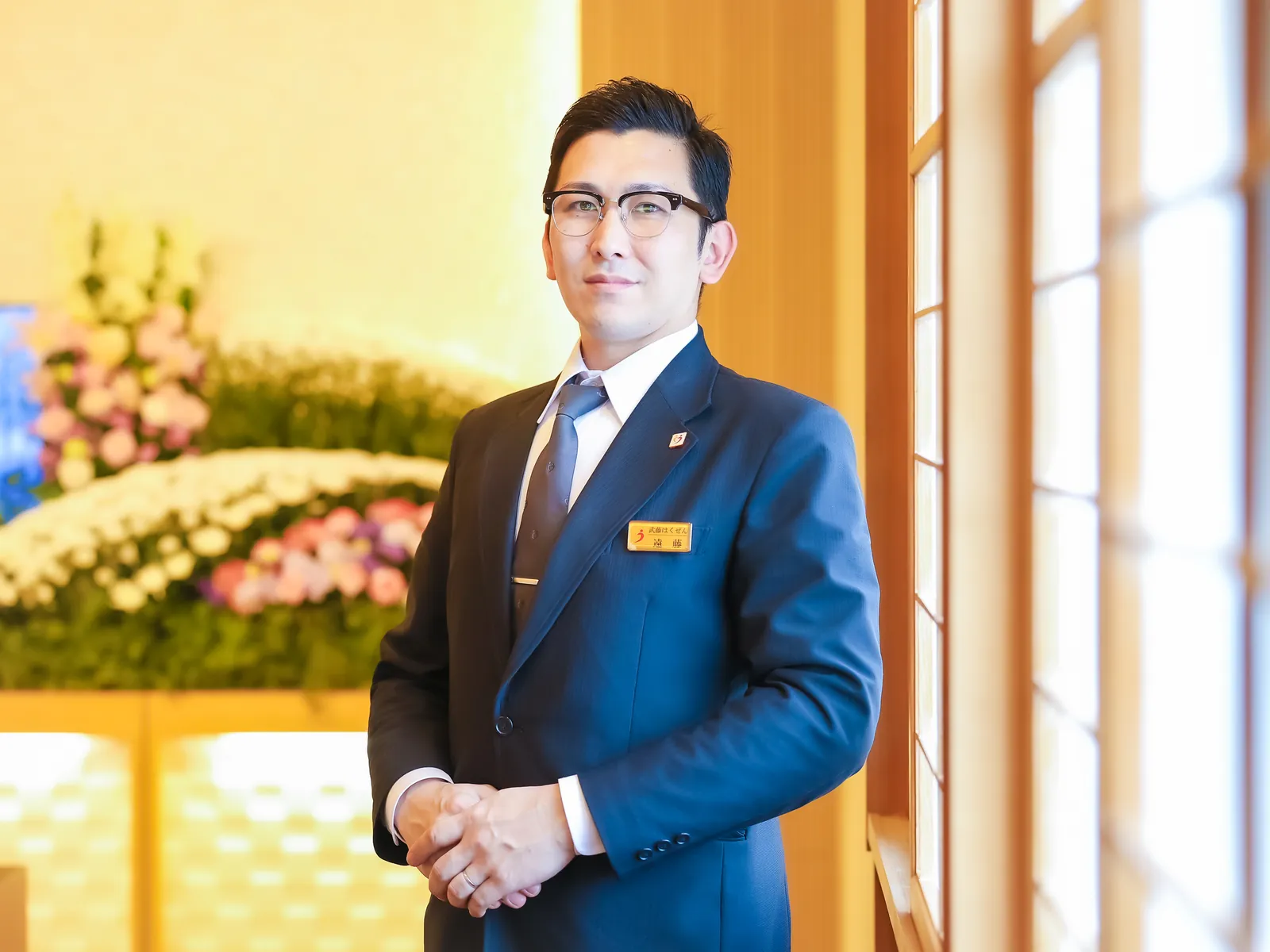 式場で進行を確認する男性プランナー