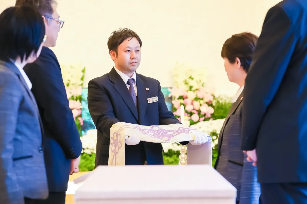 式場でご家族へ丁寧に説明する男性プランナー