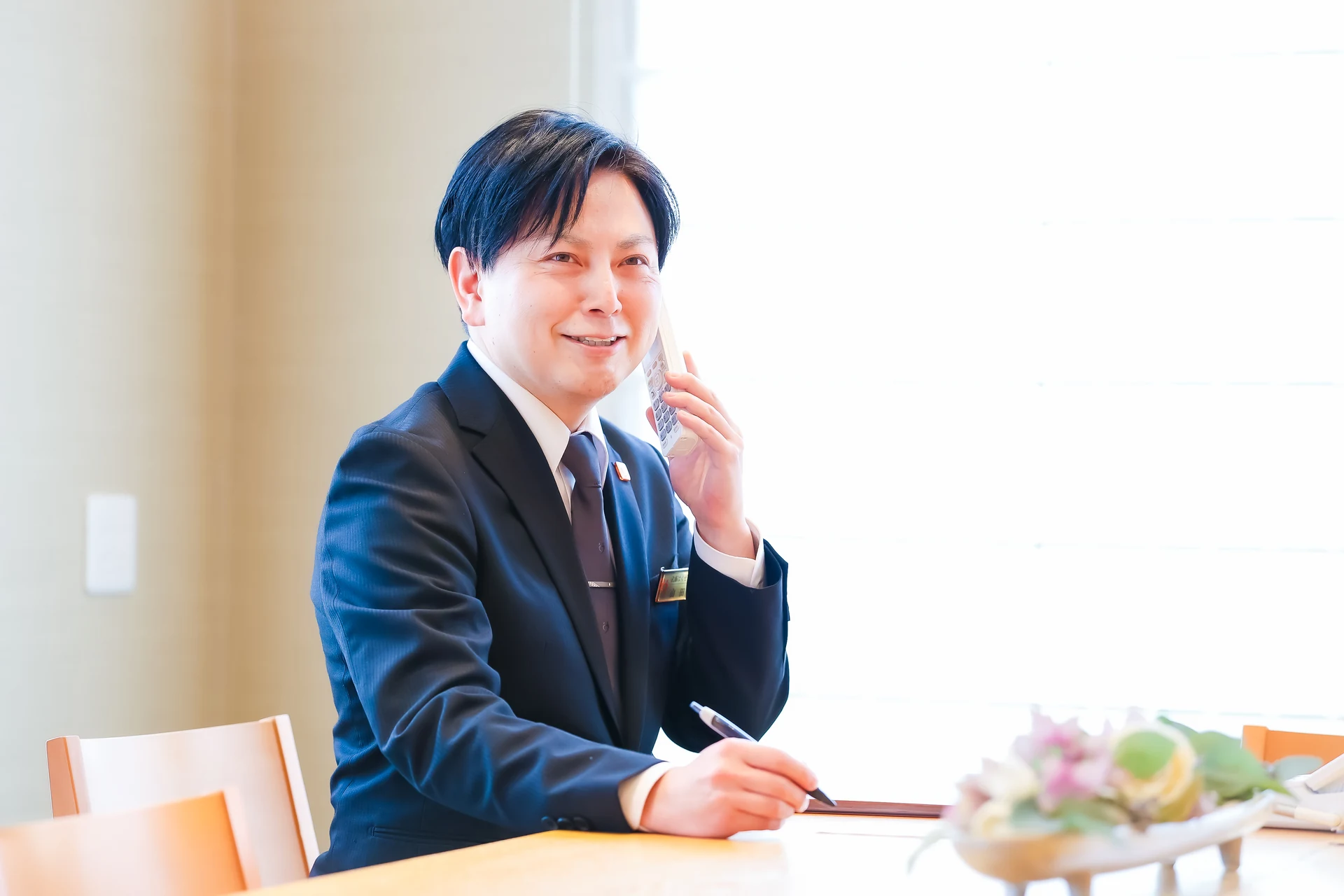 電話で相談対応をする男性プランナー