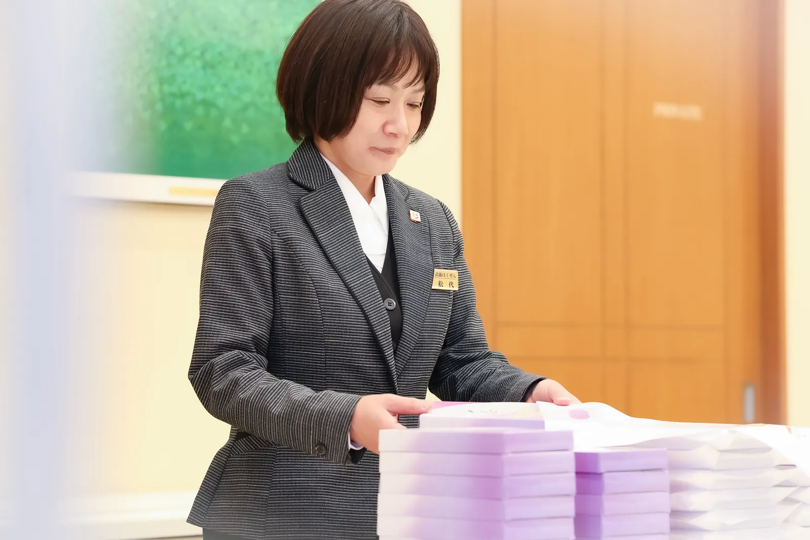 返礼品を丁寧に準備する女性スタッフ