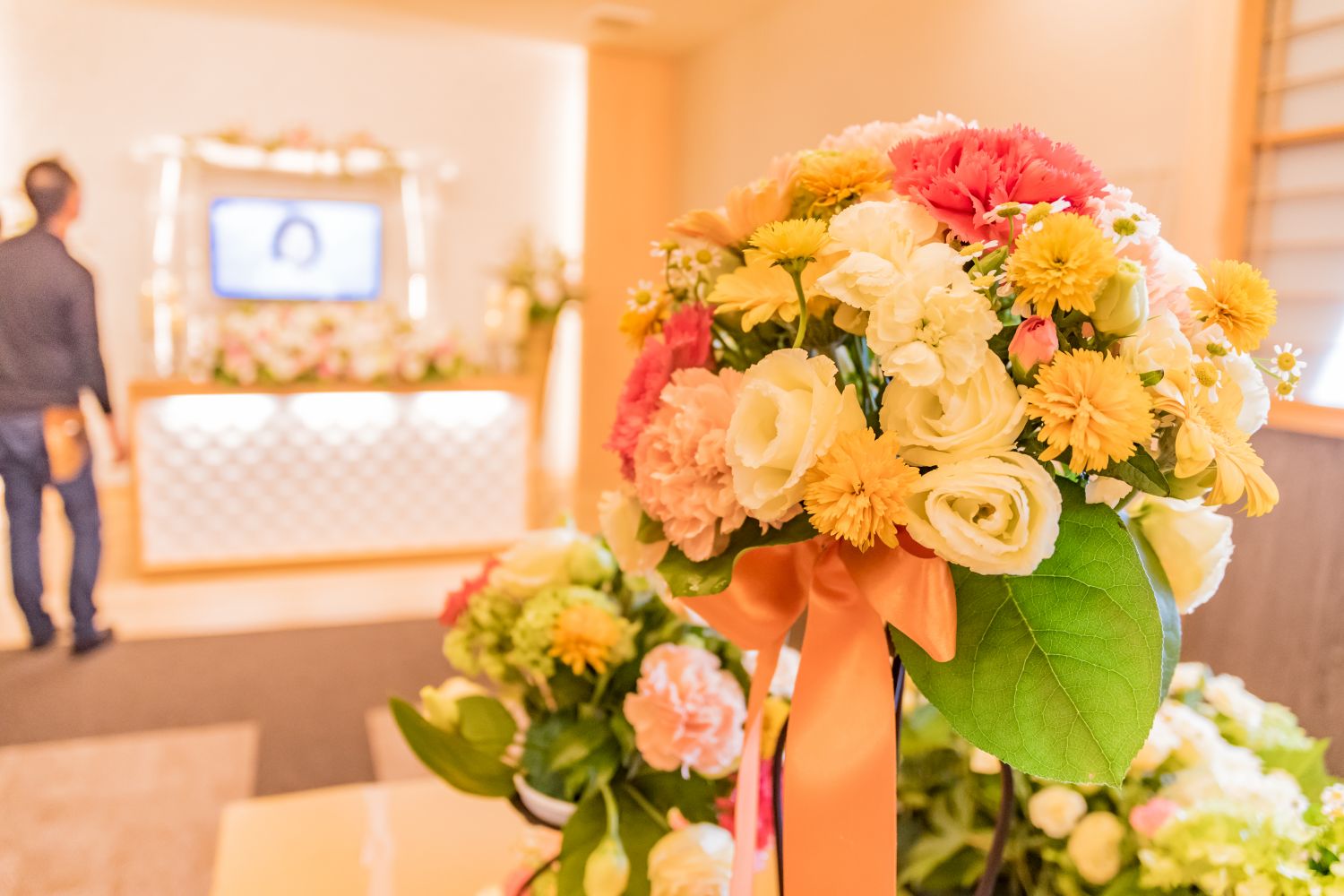 花が飾られた明るい式場