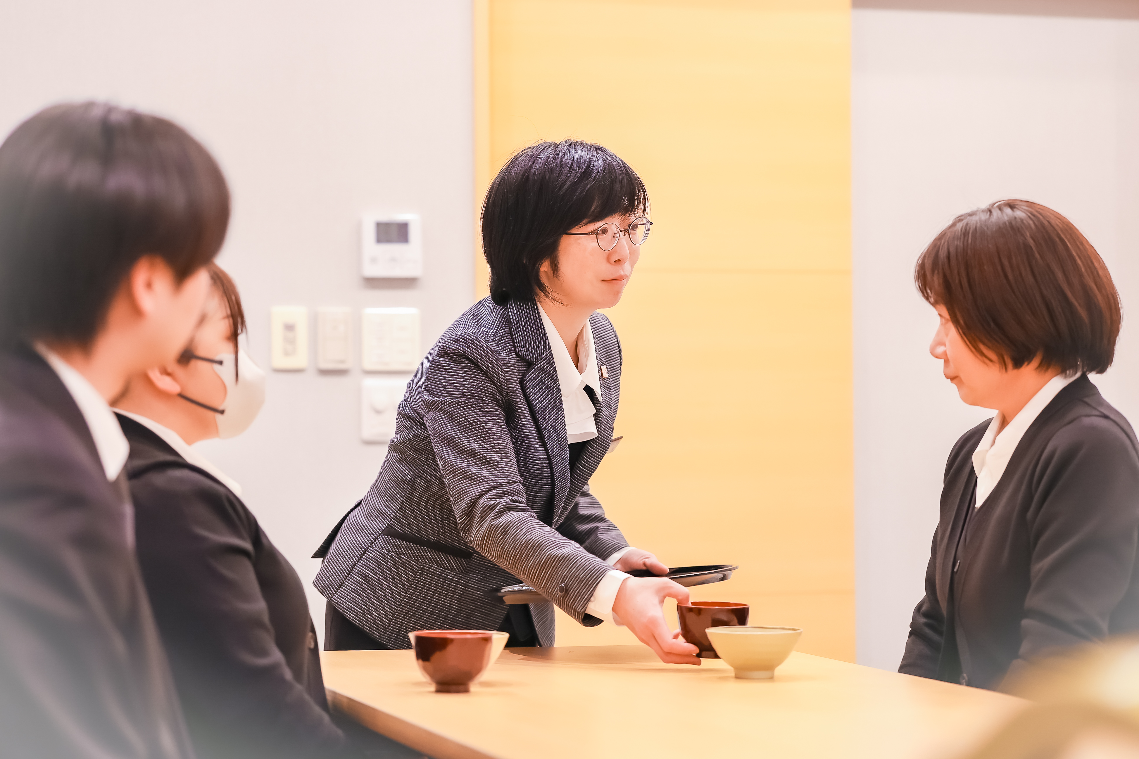 ご家族に配膳をするセレモニースタッフ